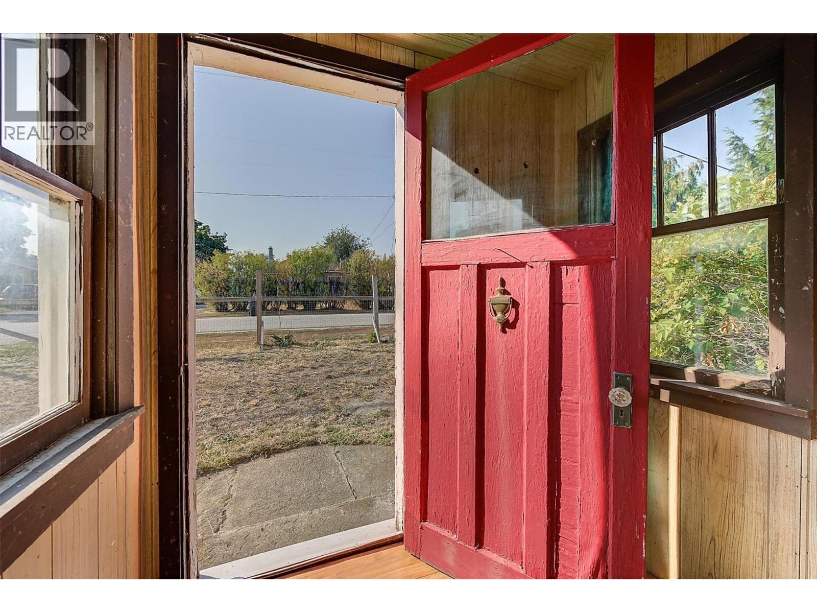 1060 TATARYN ROAD, Interior REALTORS® — photo 3