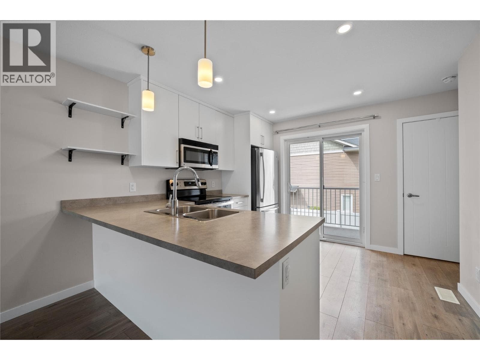 2081 11 Avenue NE Unit# 6, Interior REALTORS® — photo 2