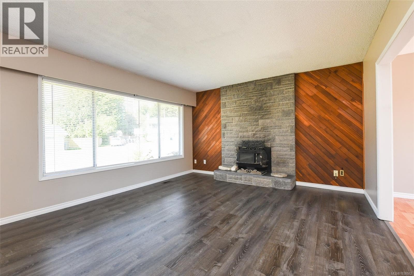2029 CEDAR CRESCENT, Vancouver Island — photo 4