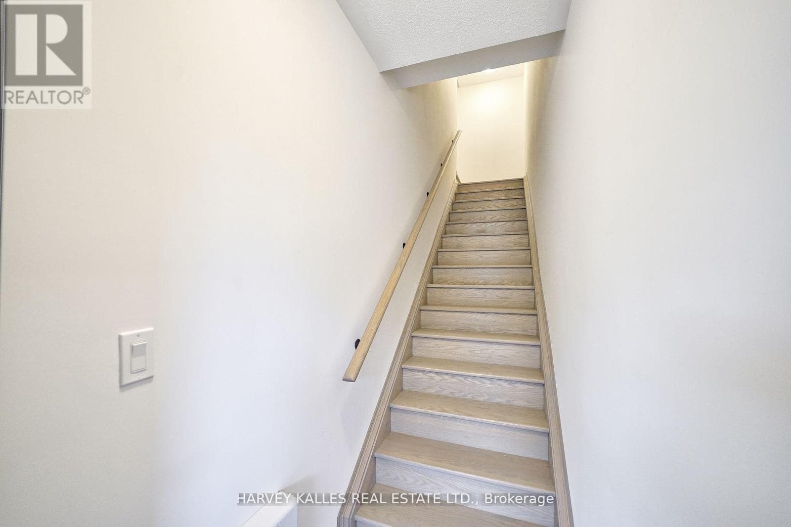 21 - 17 LYTHAM GREEN CIRCLE, Toronto — photo 2