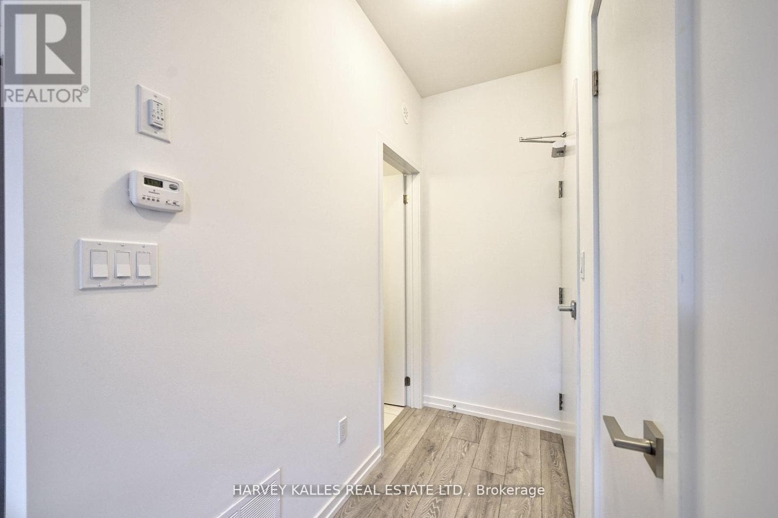 21 - 17 LYTHAM GREEN CIRCLE, Toronto — photo 4
