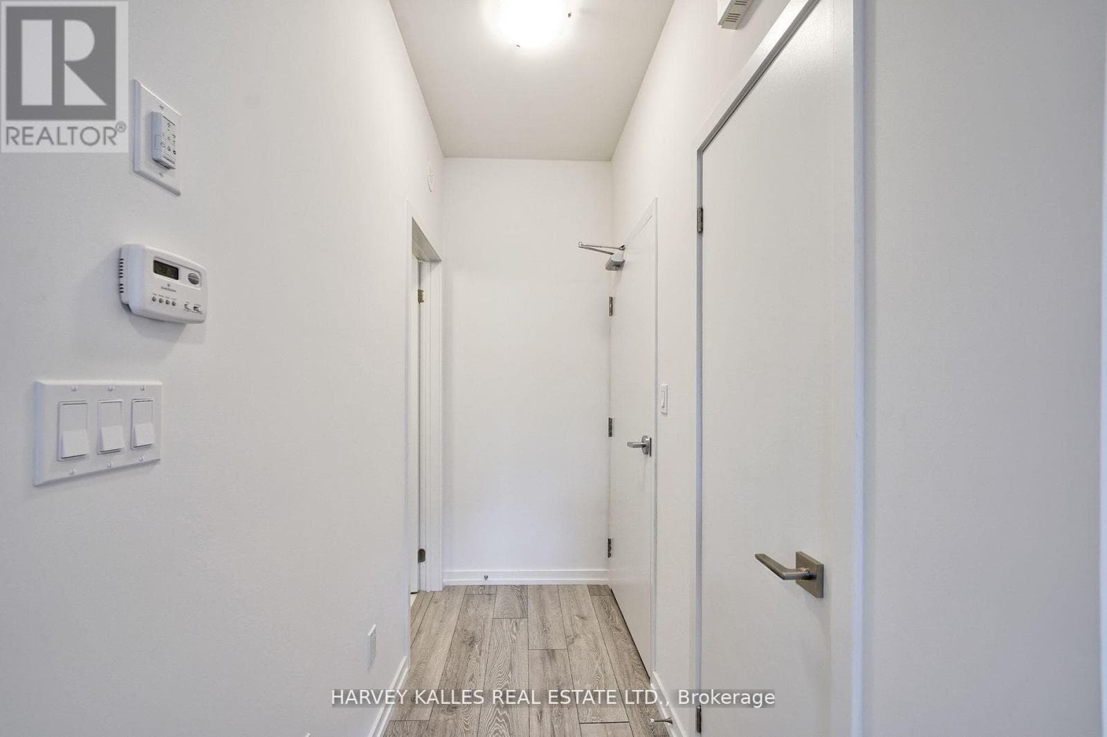 21 - 17 LYTHAM GREEN CIRCLE, Toronto — photo 3