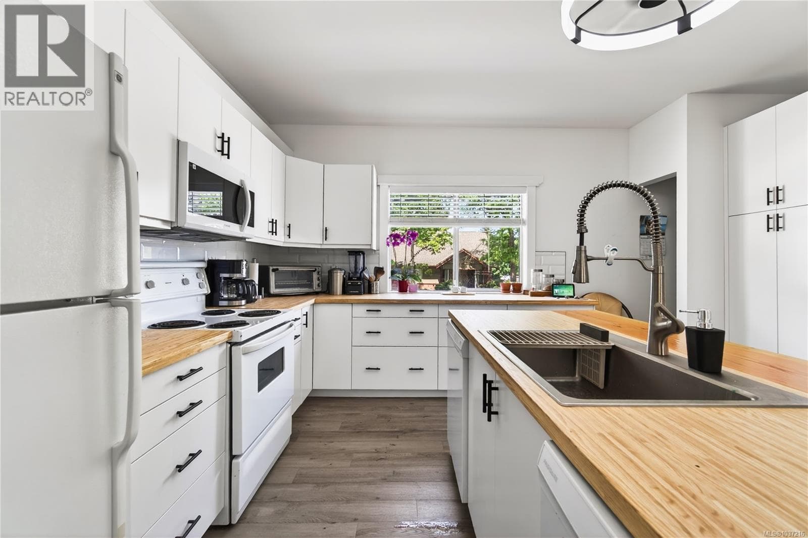 203 PRIDEAUX STREET, Vancouver Island — photo 3