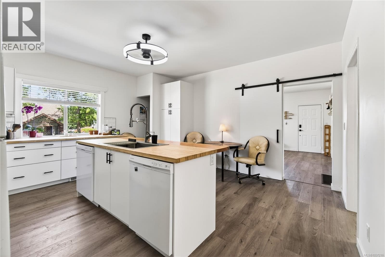 203 PRIDEAUX STREET, Vancouver Island — photo 4
