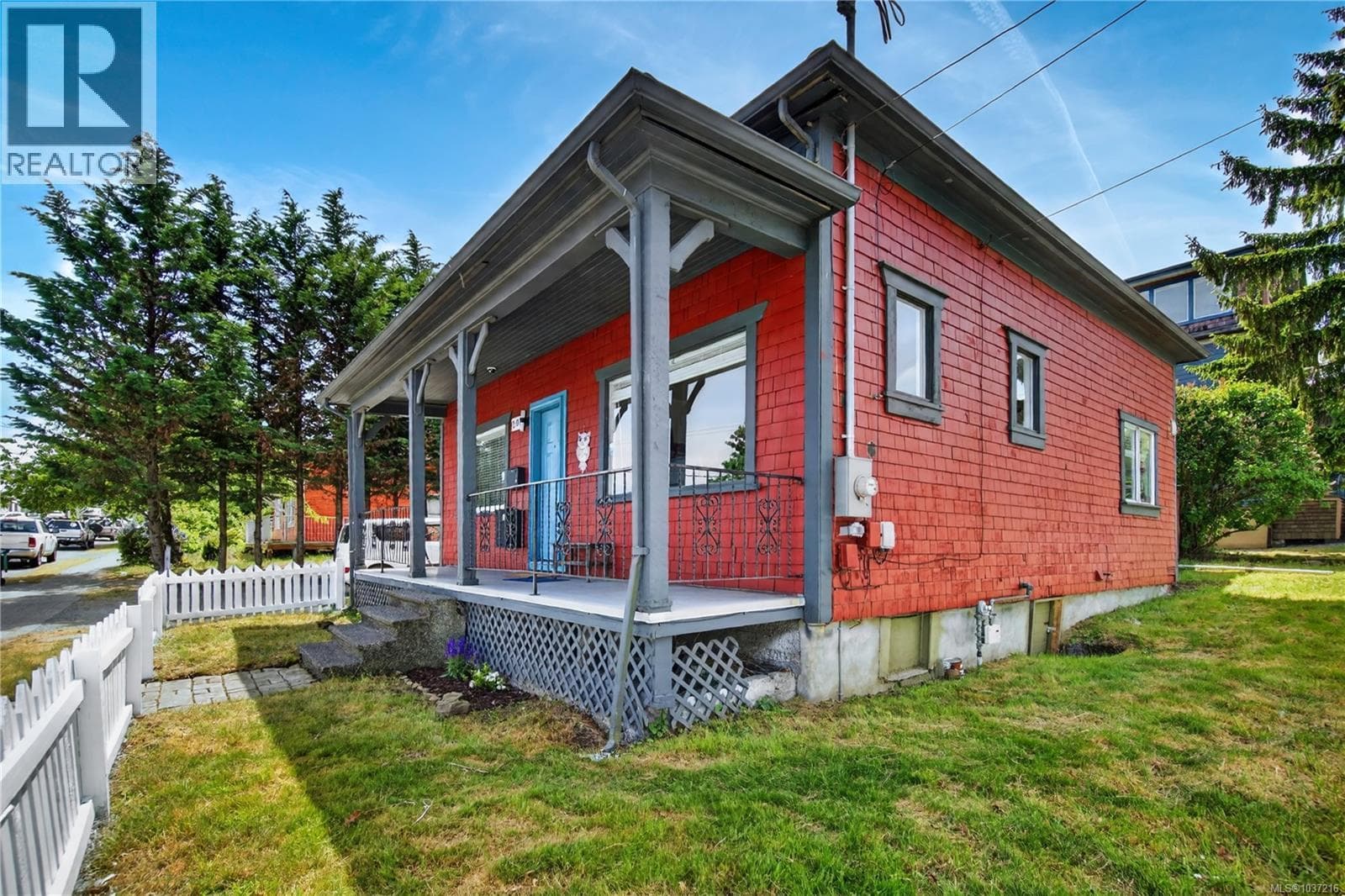 203 PRIDEAUX STREET, Vancouver Island — photo 2