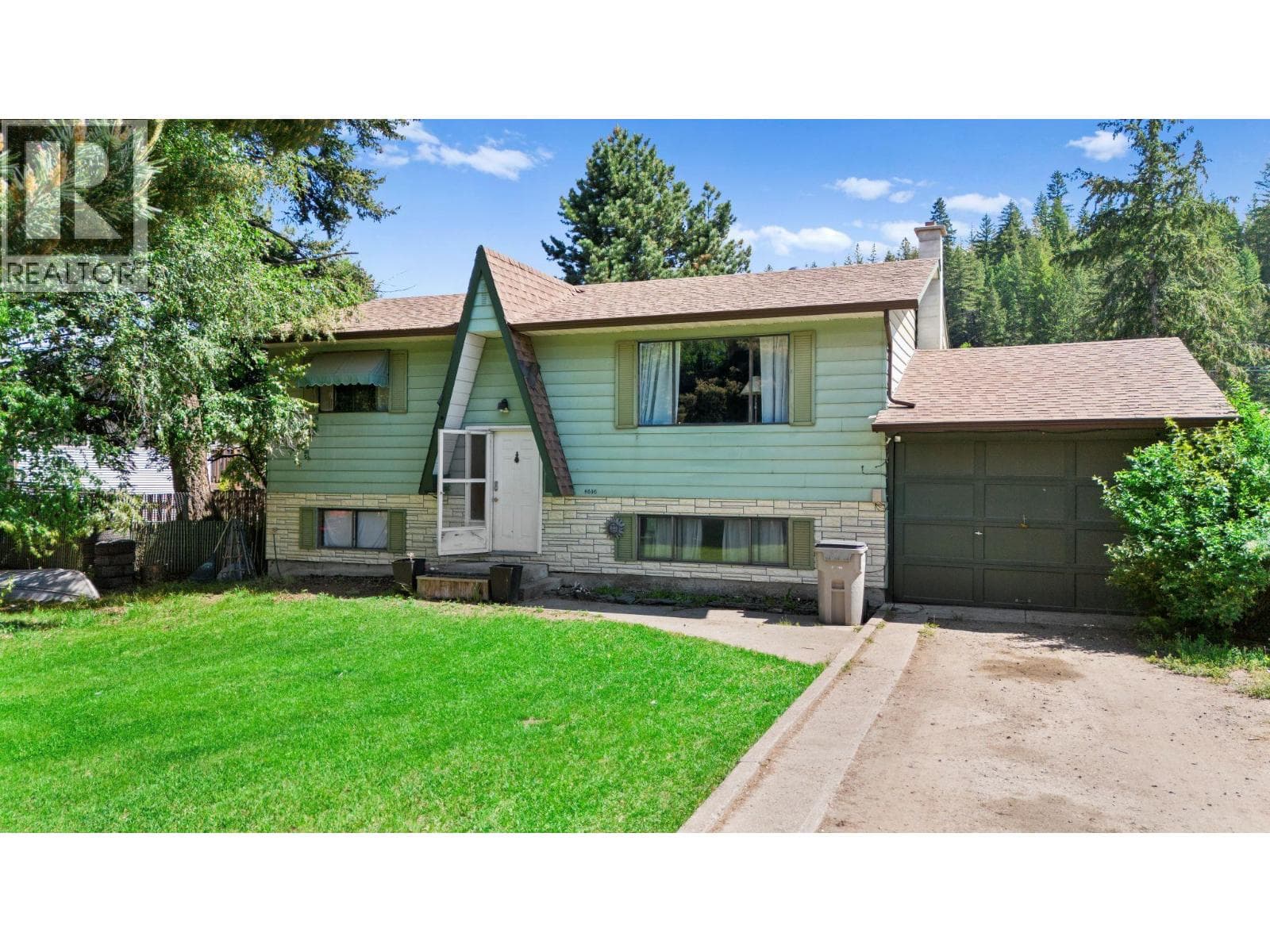 4686 SPRUCE Crescent, Interior REALTORS® — photo 2