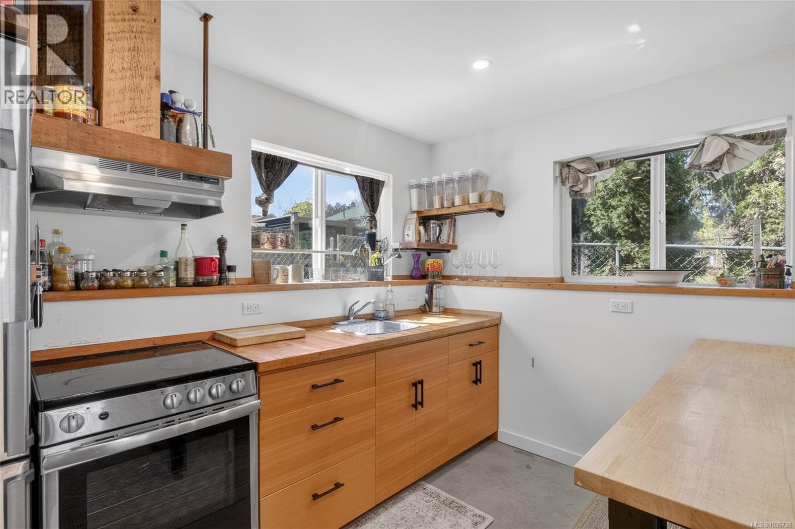 2821 Windermere Ave, Vancouver Island — photo 2