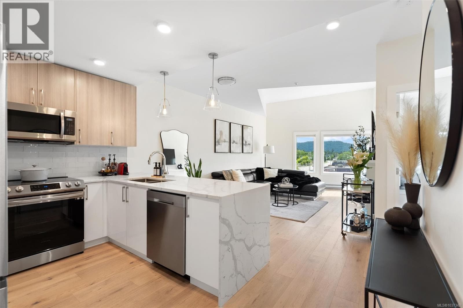 404 7098 Wallace Dr, Victoria — photo 2