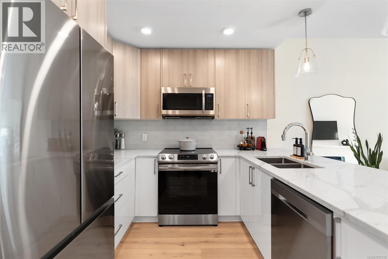 404 7098 Wallace Dr, Victoria — photo 3