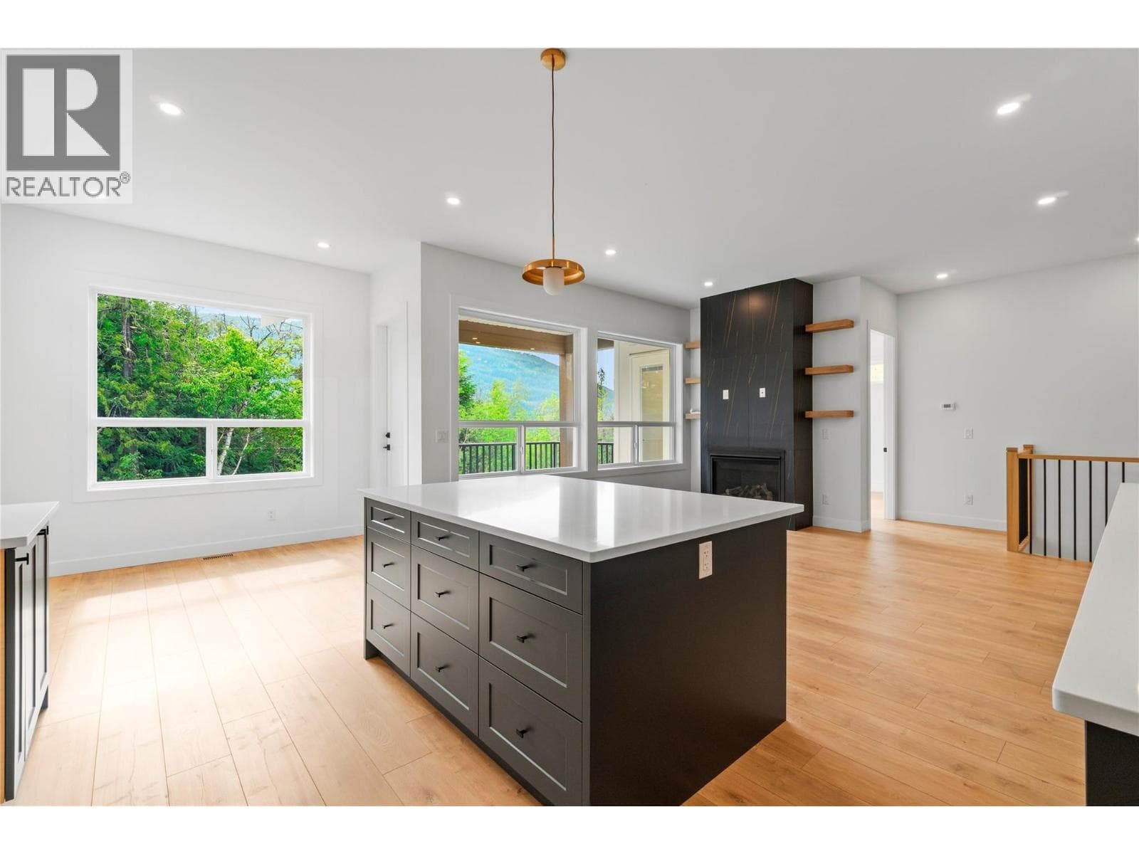 6800 42 Street NE, Interior REALTORS® — photo 3