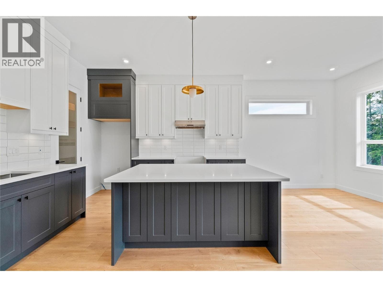 6800 42 Street NE, Interior REALTORS® — photo 5