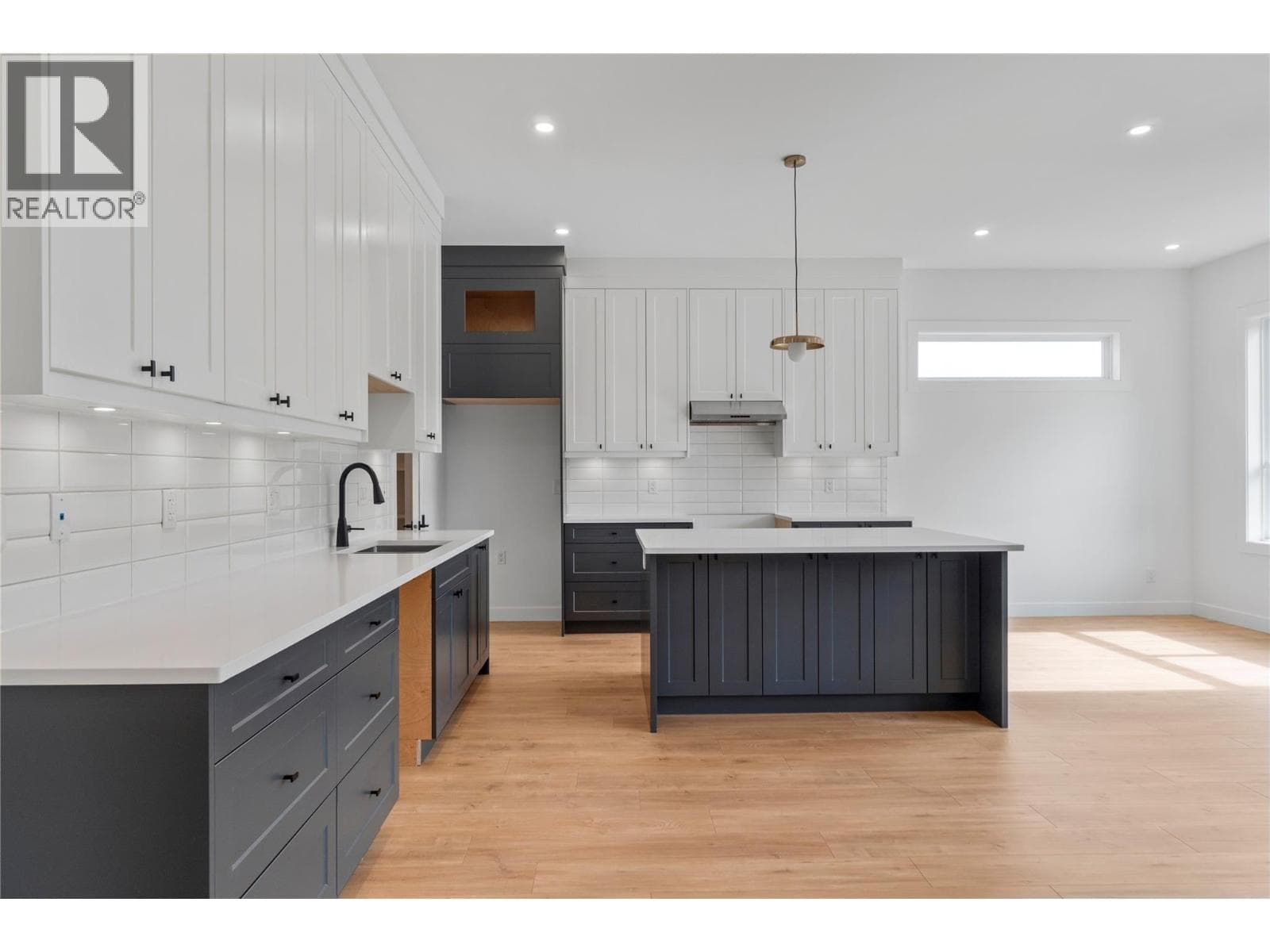 6800 42 Street NE, Interior REALTORS® — photo 4