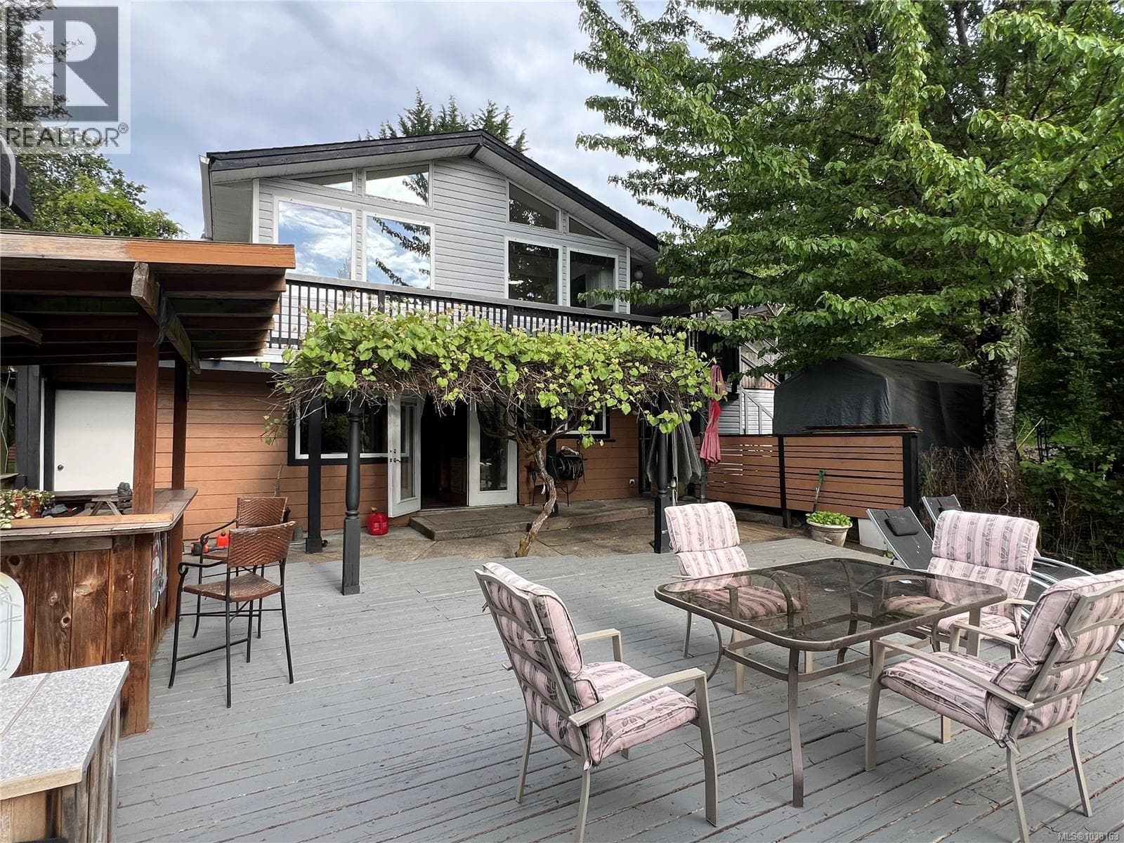 9146 West Saanich Rd in 