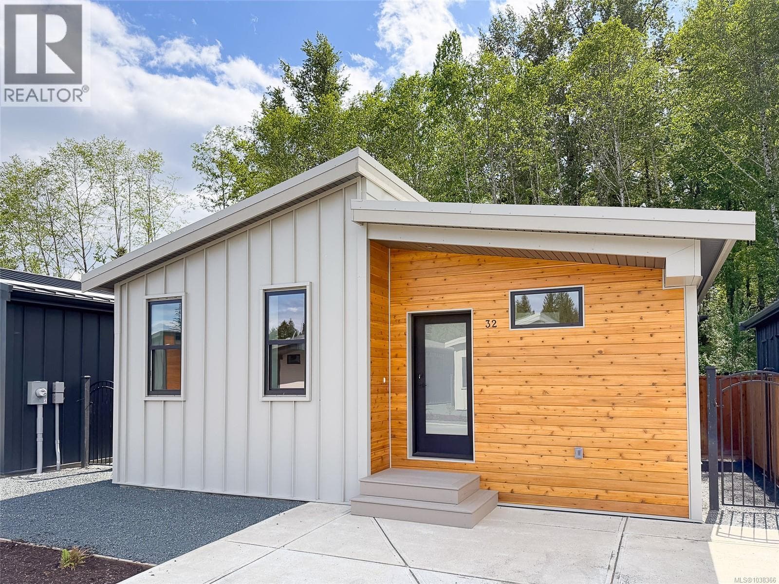 32 3025 Royston Rd in 
