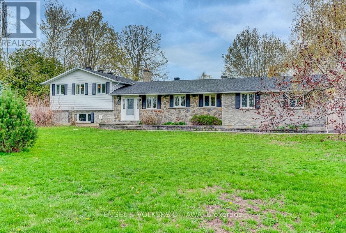 2963 ROGER STEVENS DRIVE E in NORTH GOWER - KARS
