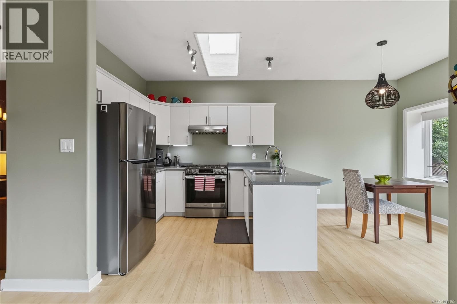 1056 Holly Park Rd, Victoria — photo 3