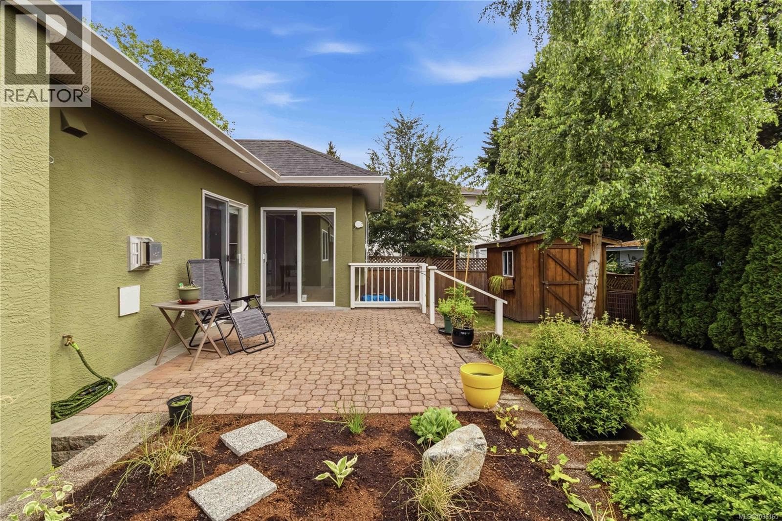 1056 Holly Park Rd, Victoria — photo 2