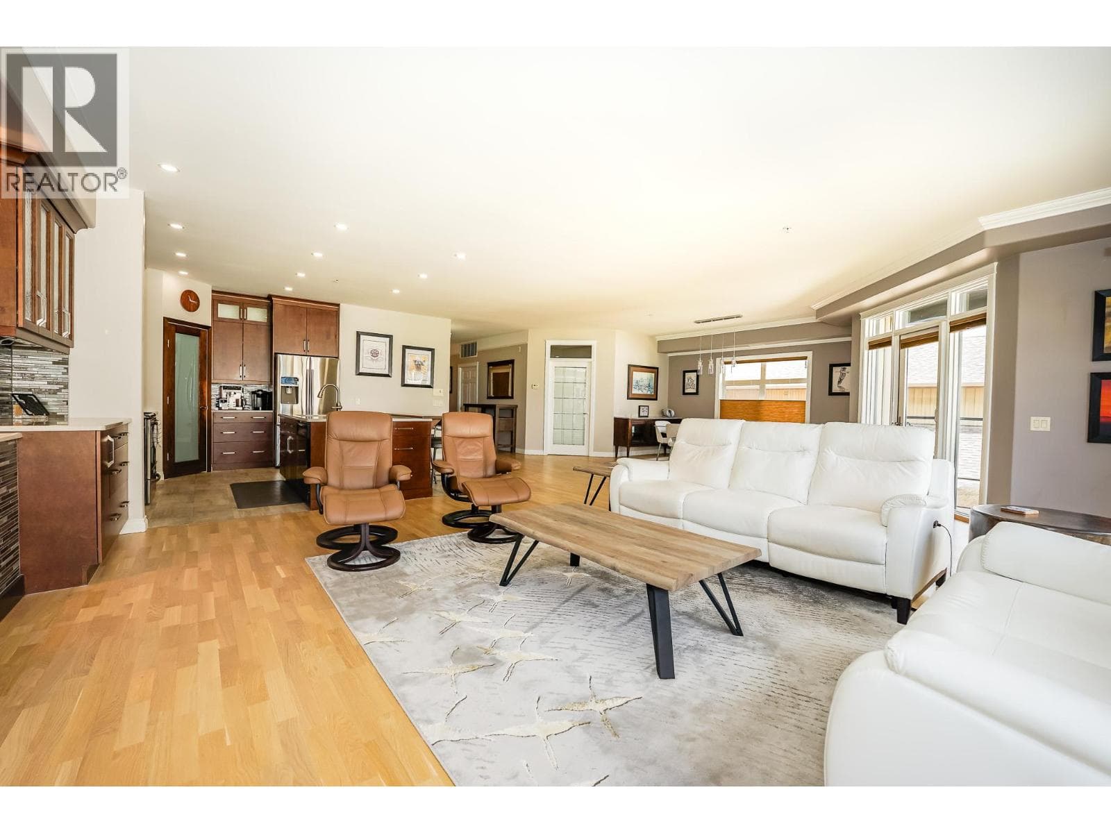 160 Harbourfront Drive Unit# 302, Interior REALTORS® — photo 2