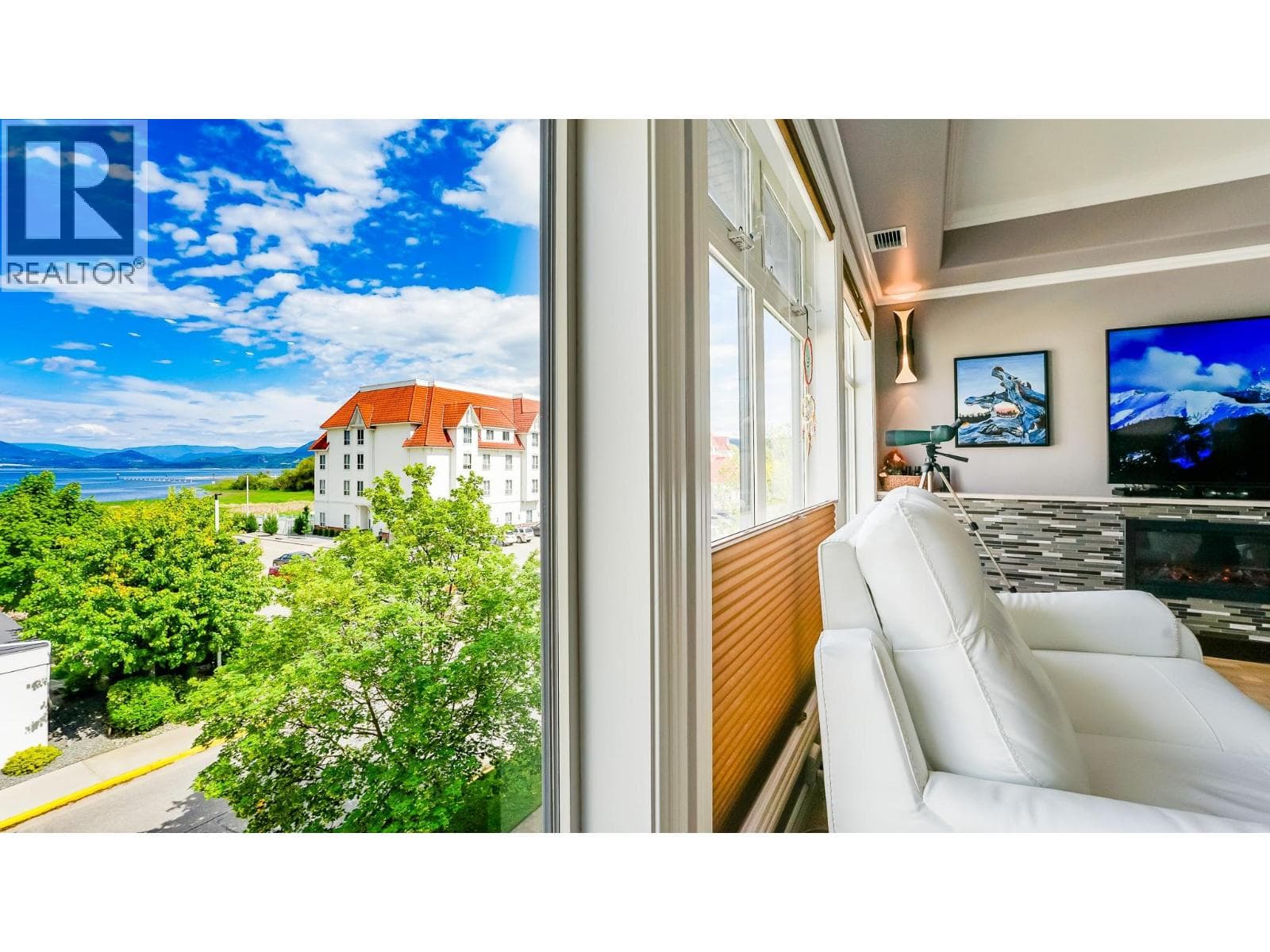 160 Harbourfront Drive Unit# 302, Interior REALTORS® — photo 3