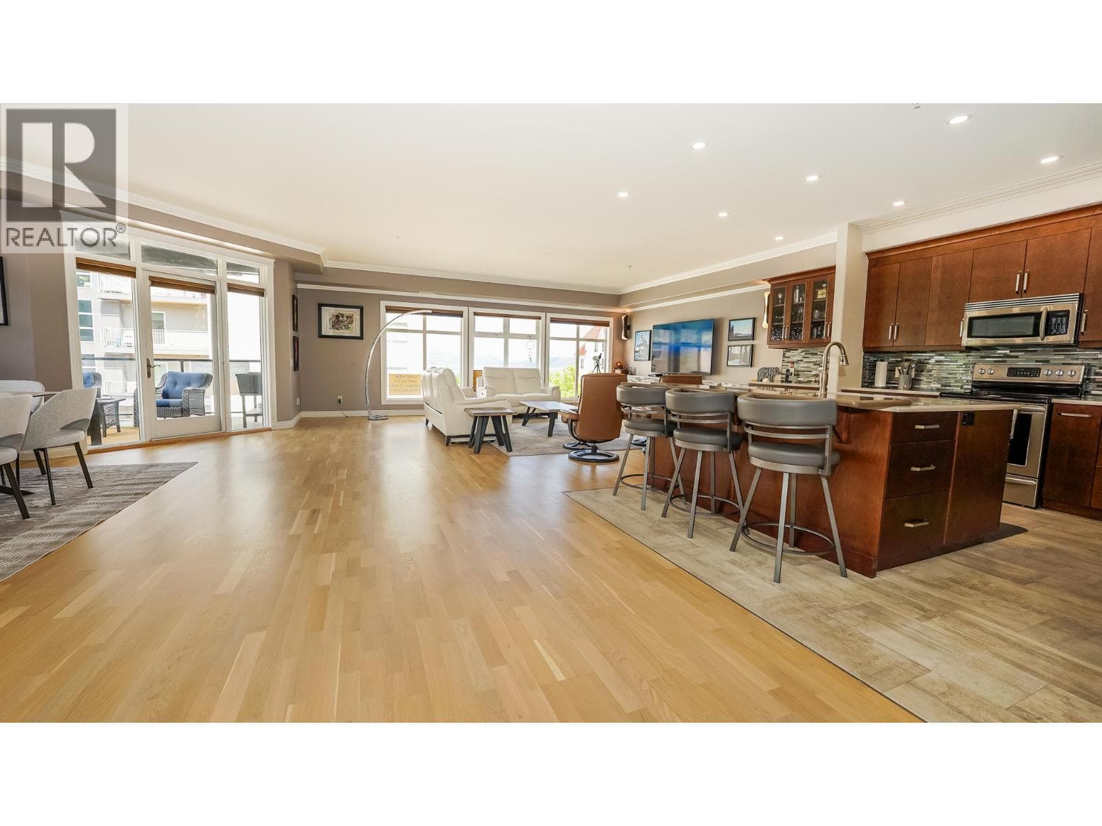 160 Harbourfront Drive Unit# 302, Interior REALTORS® — photo 4