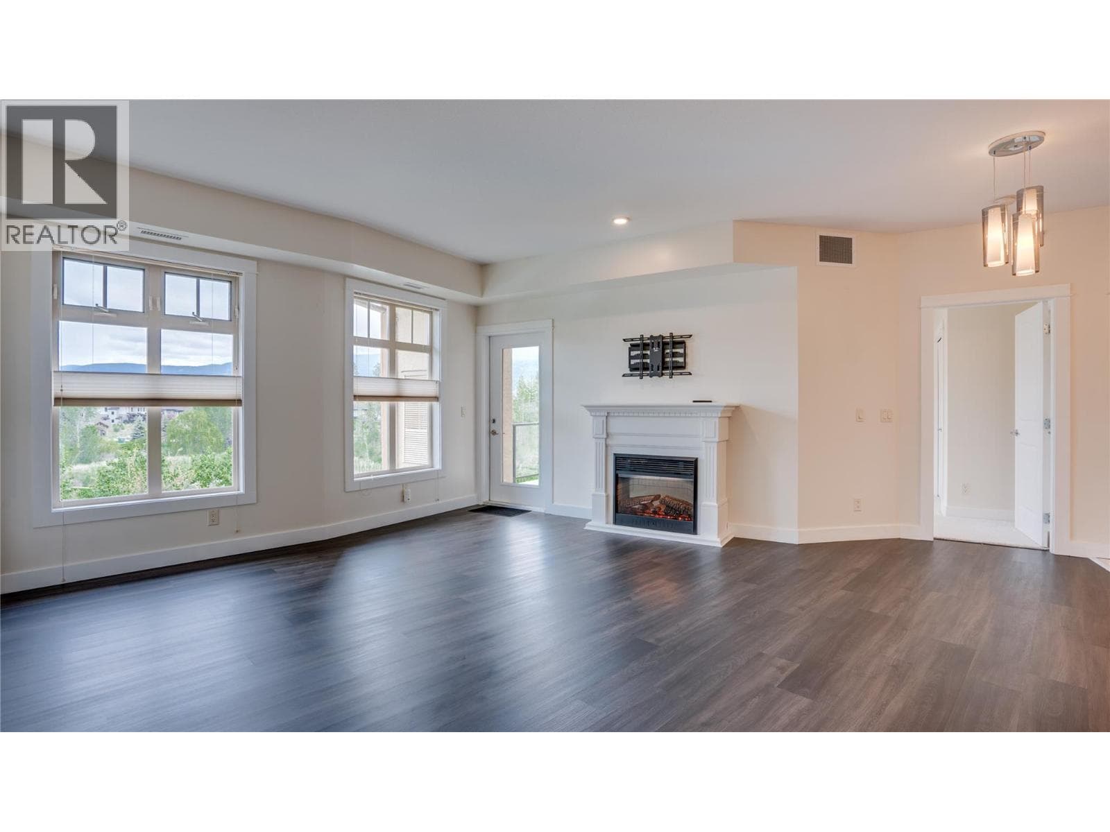 2551 Shoreline Drive Unit# 412, Interior REALTORS® — photo 2