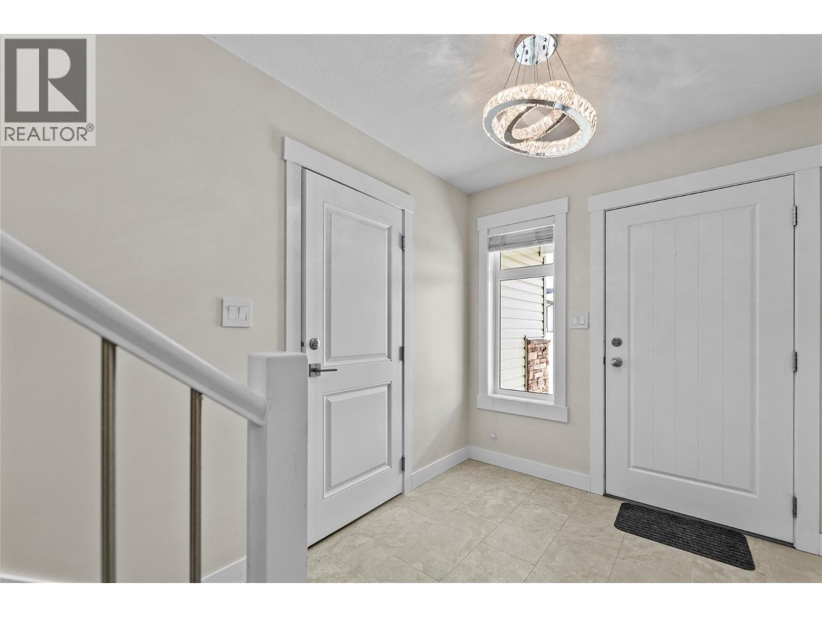 469 DALADON Drive, Interior REALTORS® — photo 3