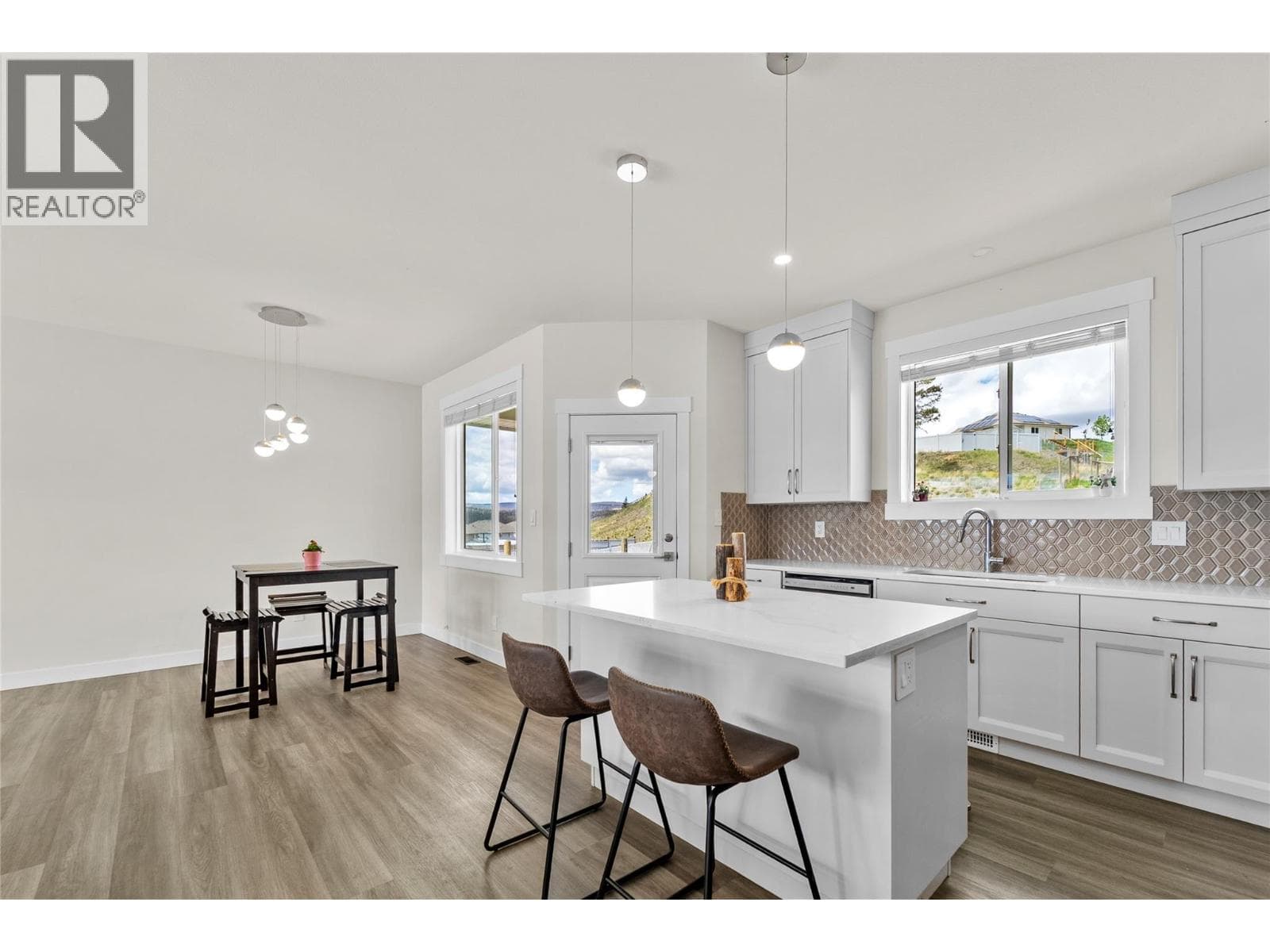 469 DALADON Drive, Interior REALTORS® — photo 5