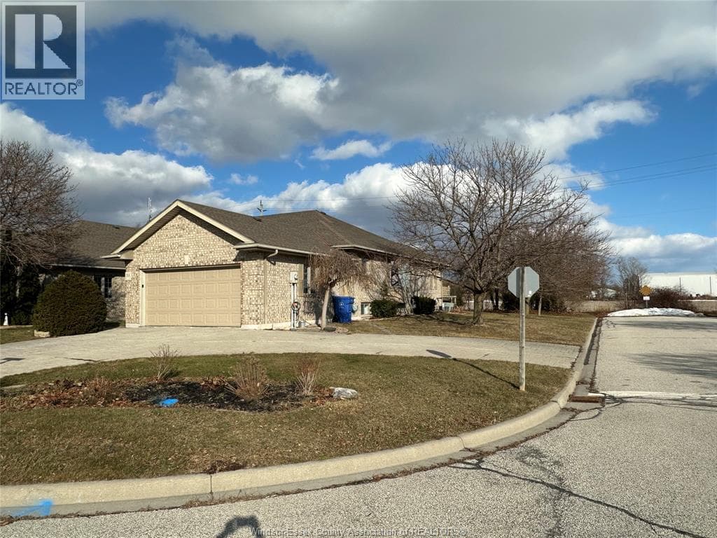 51 SANTOS DRIVE, Windsor — photo 2