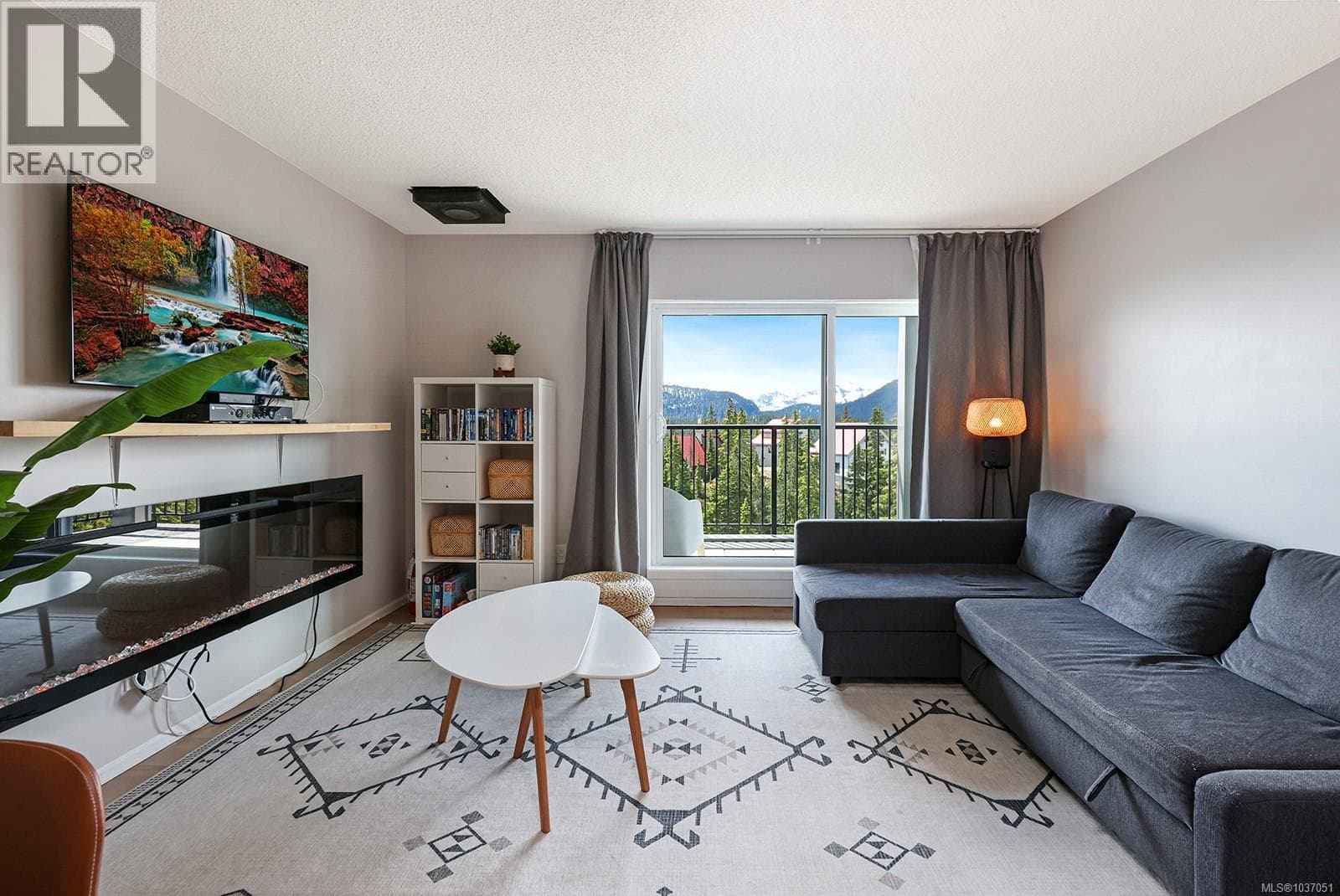 303 695 Castle Crag Cres, Vancouver Island — photo 2
