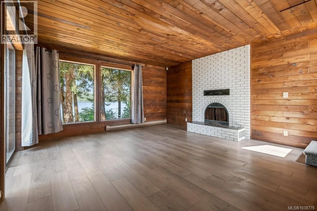 7630 Ships Point Rd, Vancouver Island — photo 3