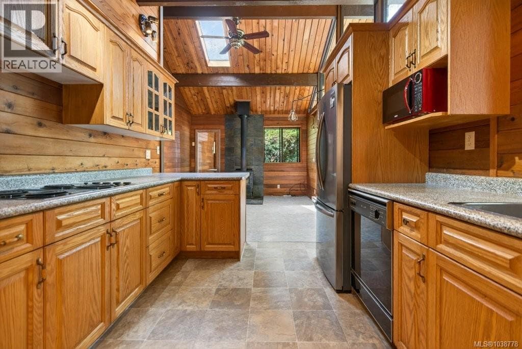 7630 Ships Point Rd, Vancouver Island — photo 4
