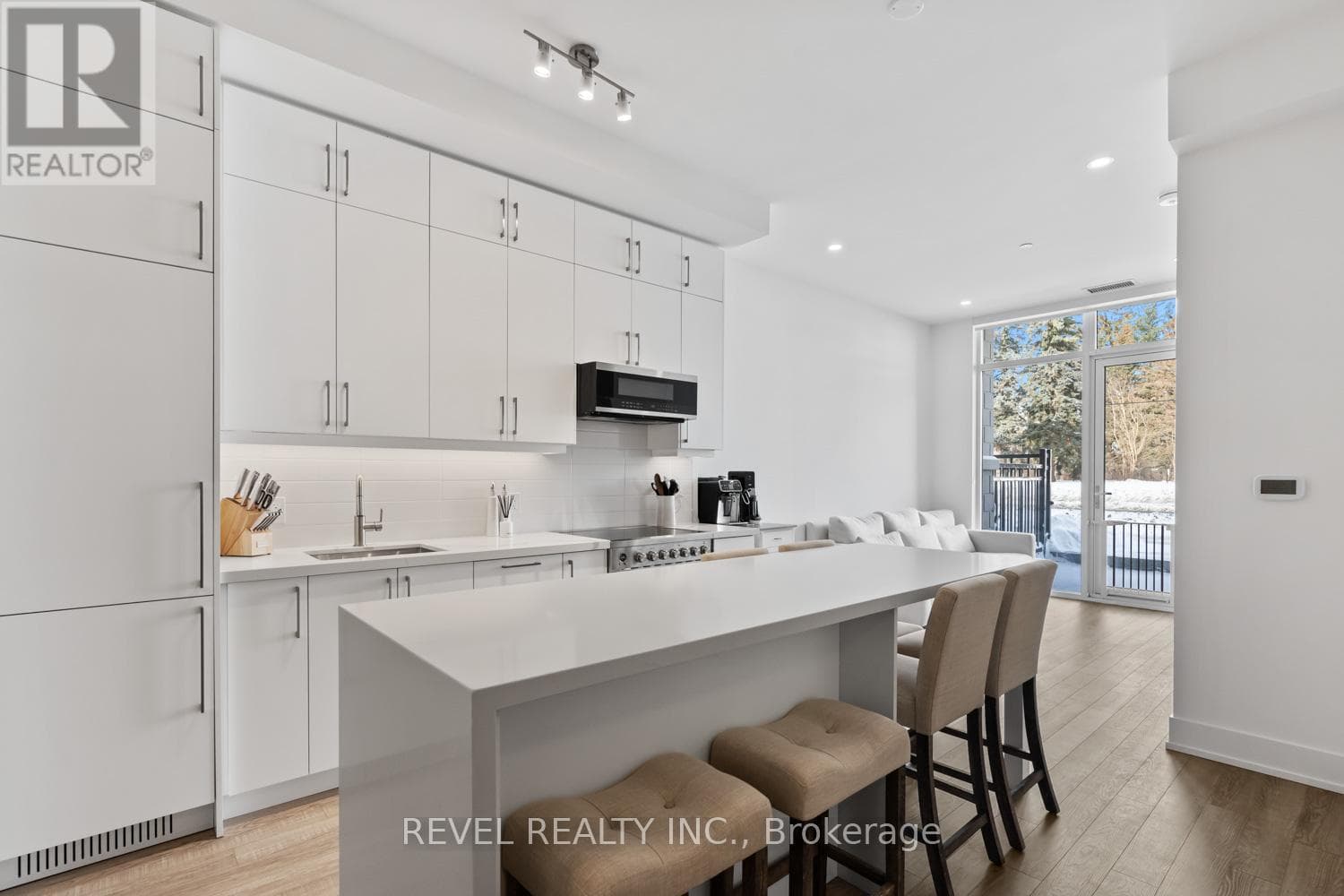 123 - 2075 KING RD ROAD, Toronto — photo 2