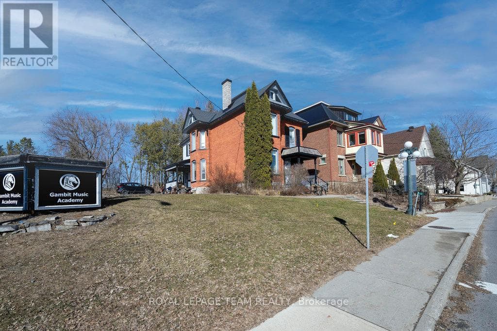 422 DONALD B MUNRO DRIVE, Ottawa — photo 3