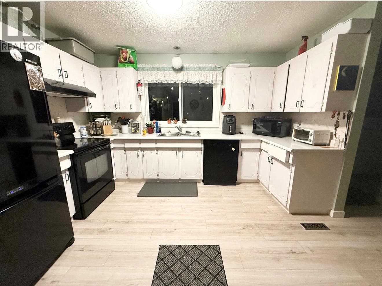 1626 COLDWATER Avenue, Interior REALTORS® — photo 5