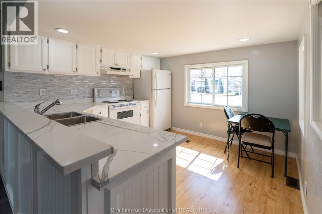 6 MAPLE DRIVE, Chatham Kent — photo 3