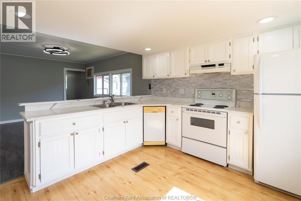 6 MAPLE DRIVE, Chatham Kent — photo 4