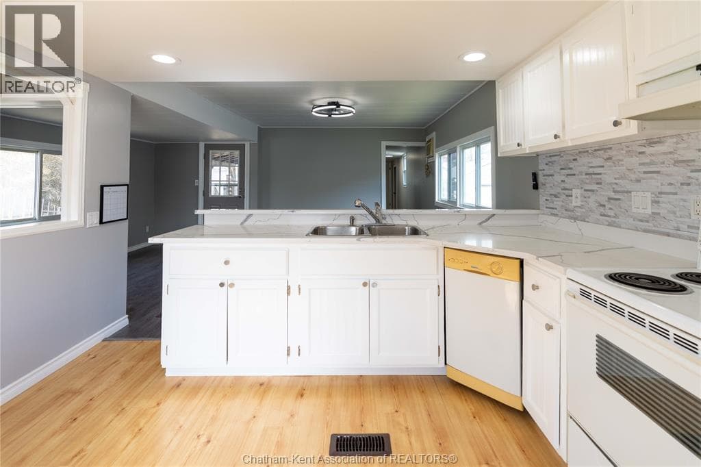 6 MAPLE DRIVE, Chatham Kent — photo 5