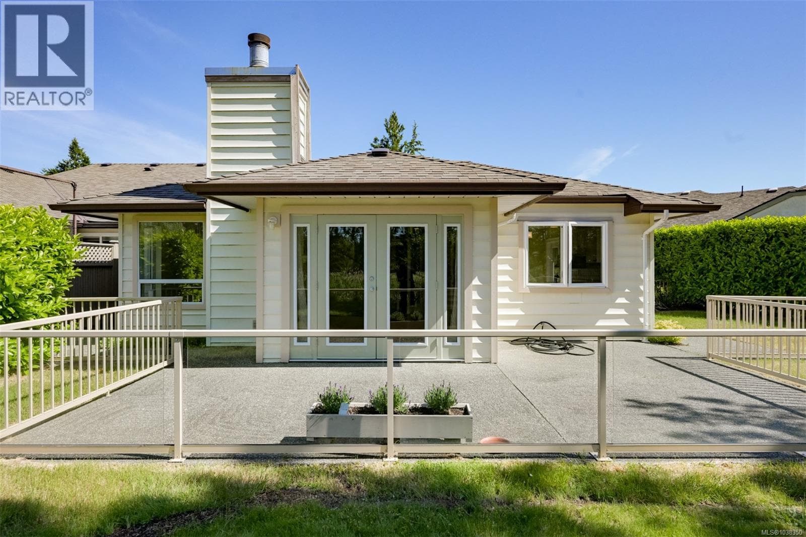 574 Cedar Cres, Victoria — photo 3