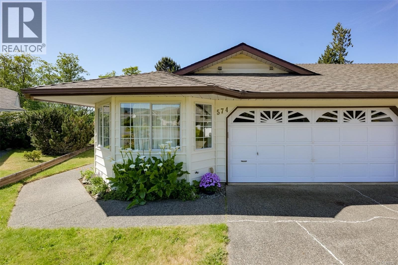 574 Cedar Cres, Victoria — photo 4