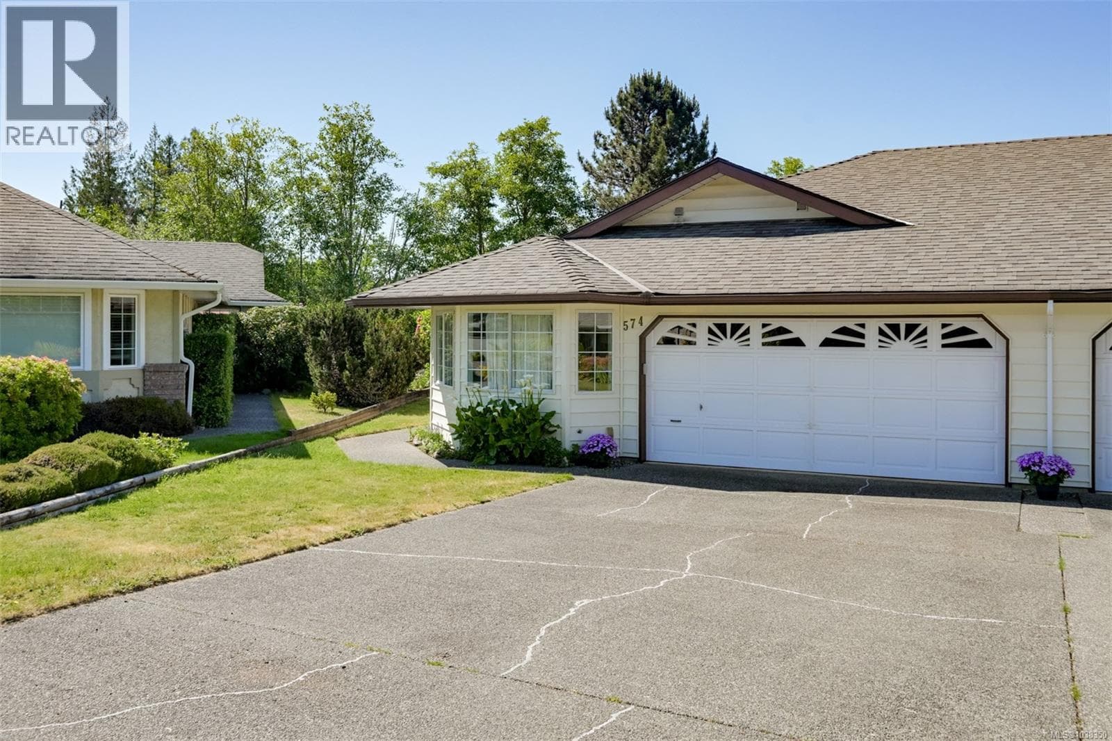 574 Cedar Cres, Victoria — photo 5