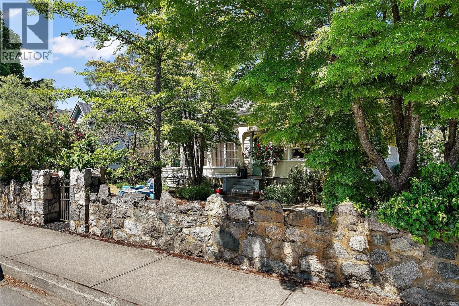 1736 HAULTAIN STREET, Victoria — photo 4