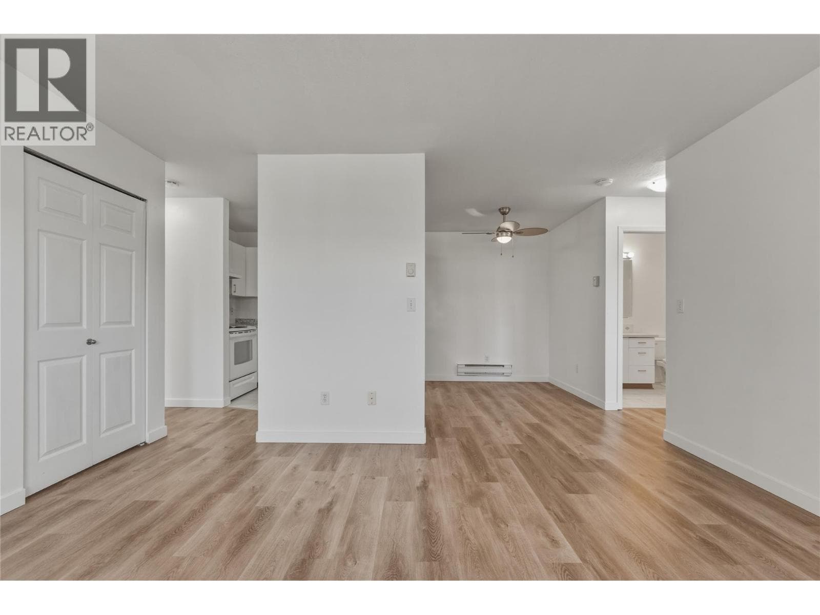 4305 Bellevue Drive Unit# 211, Interior REALTORS® — photo 5