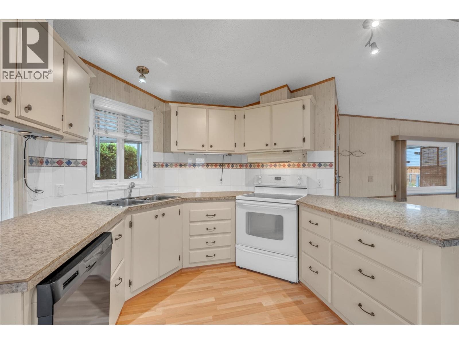 98 Okanagan Avenue E Unit# 25, Interior REALTORS® — photo 2