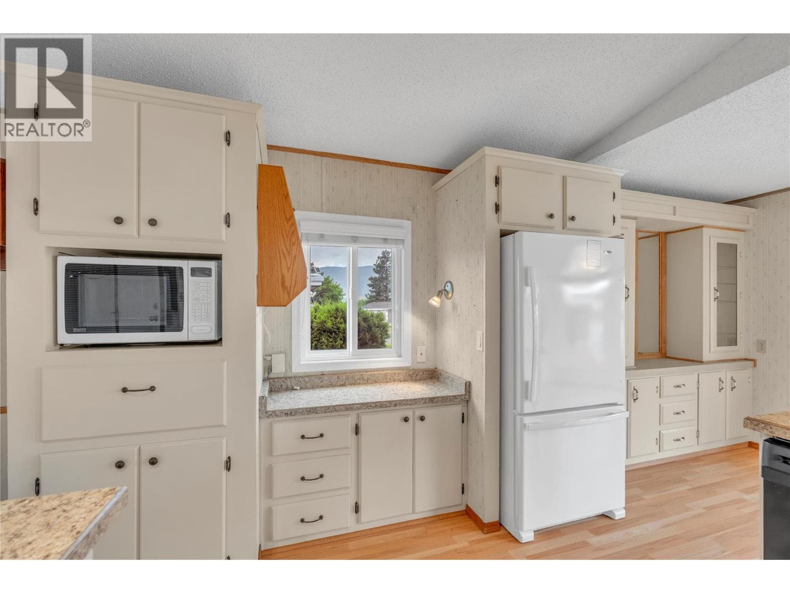 98 Okanagan Avenue E Unit# 25, Interior REALTORS® — photo 3