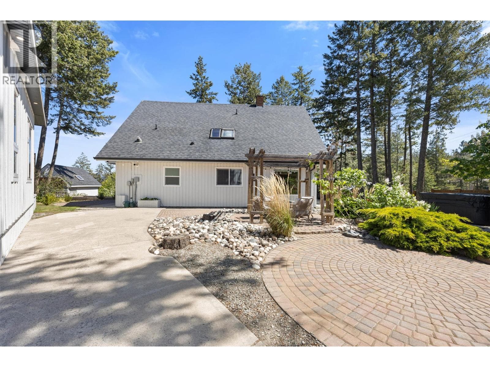 Units #1 & 2 1018 West Kelowna Road, Interior REALTORS® — photo 2