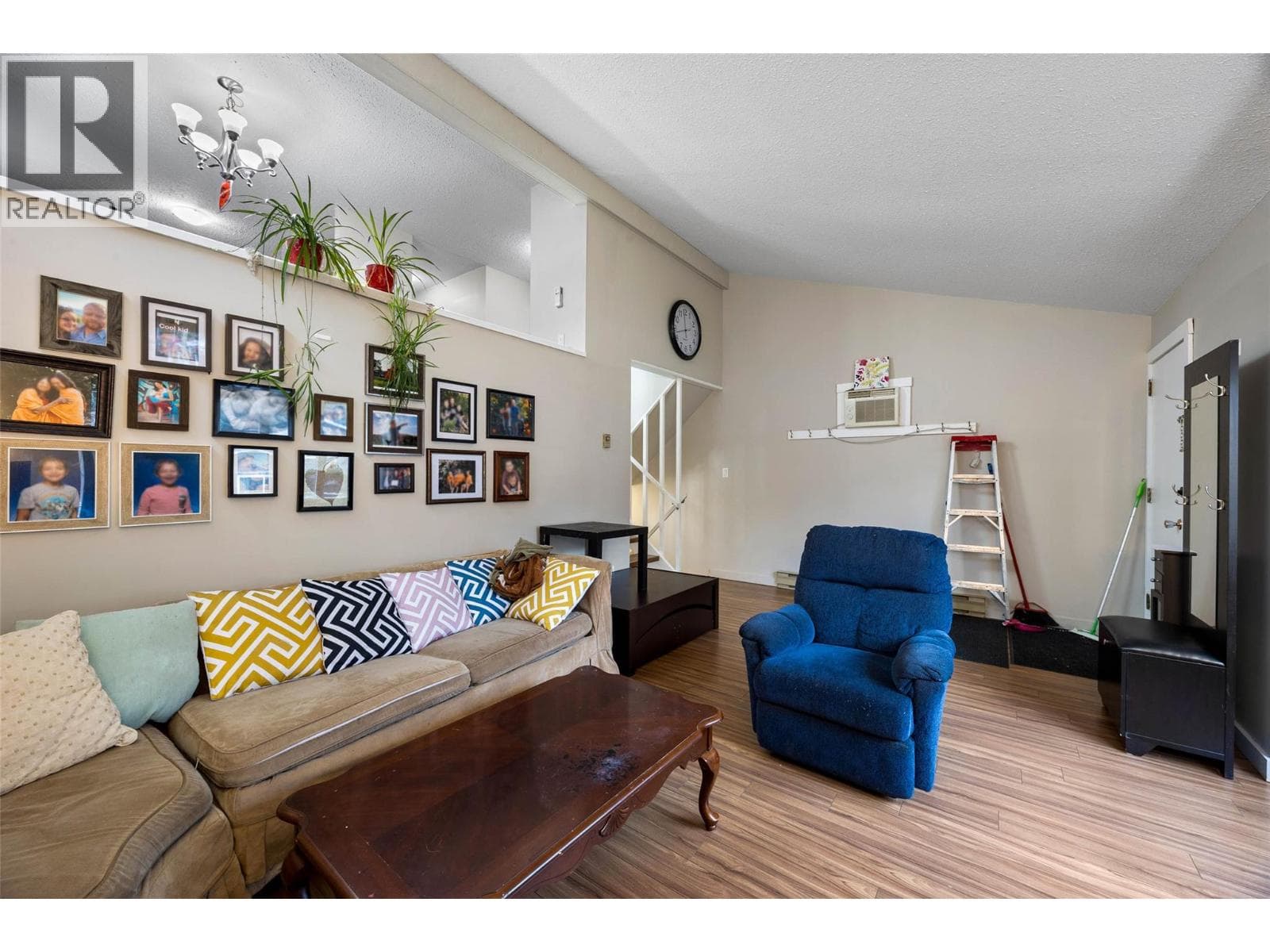 1026 HILLSIDE Avenue, Interior REALTORS® — photo 3