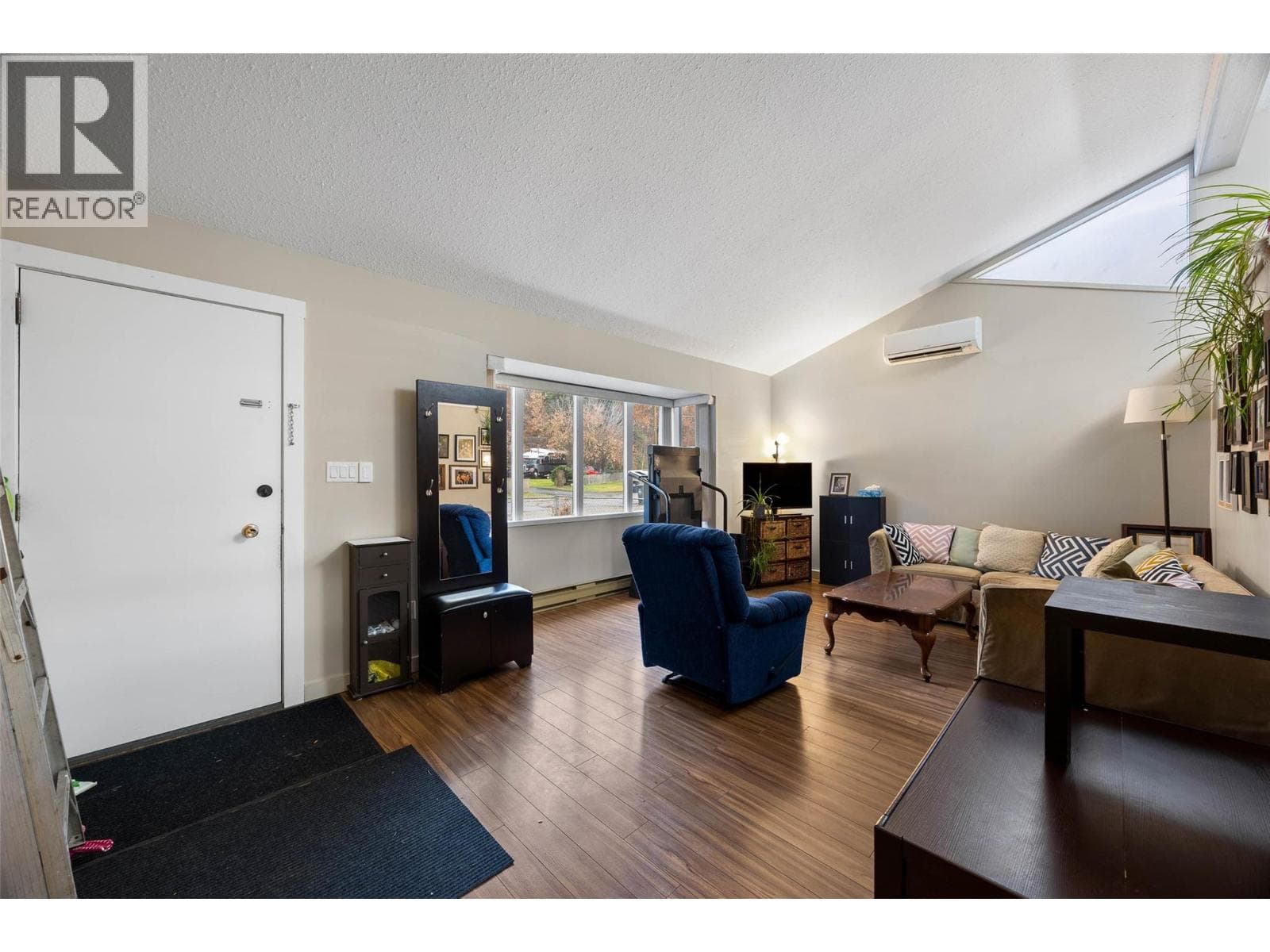 1026 HILLSIDE Avenue, Interior REALTORS® — photo 4