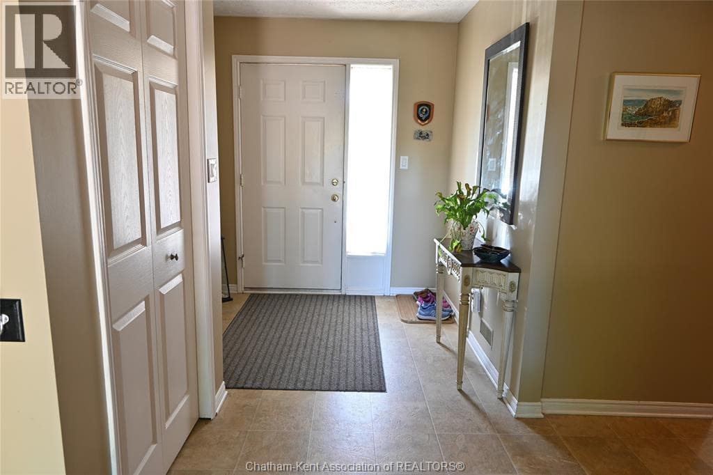 5 Bernard AVENUE East, Chatham Kent — photo 2