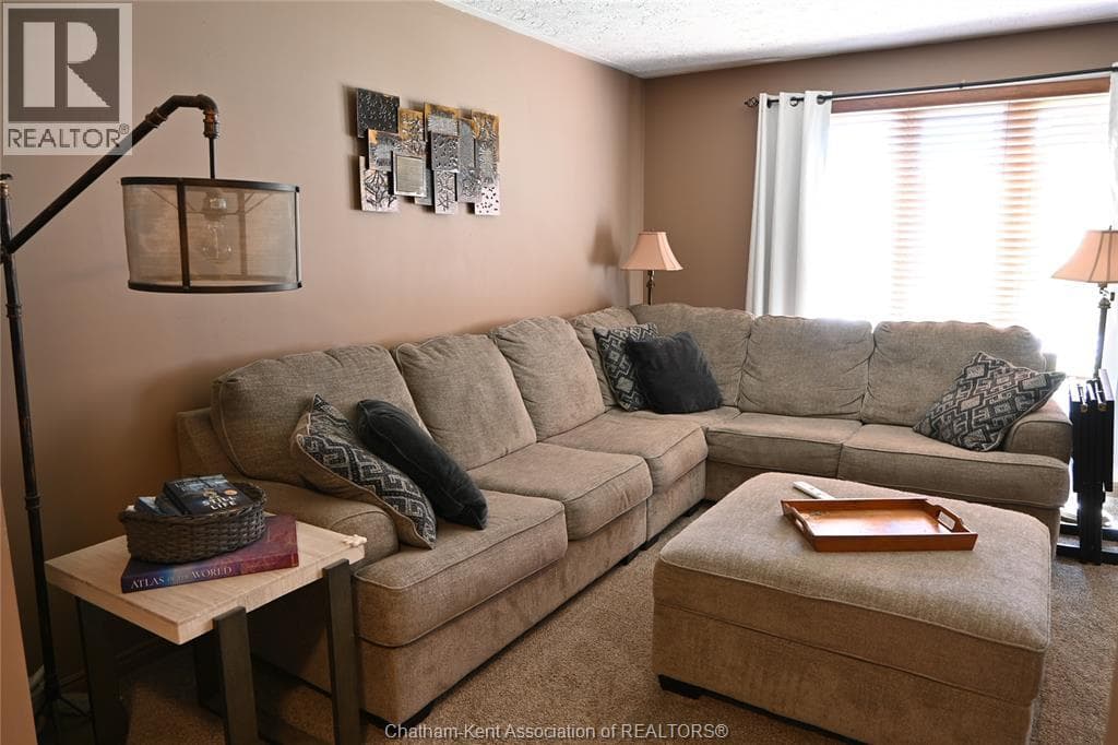 5 Bernard AVENUE East, Chatham Kent — photo 3
