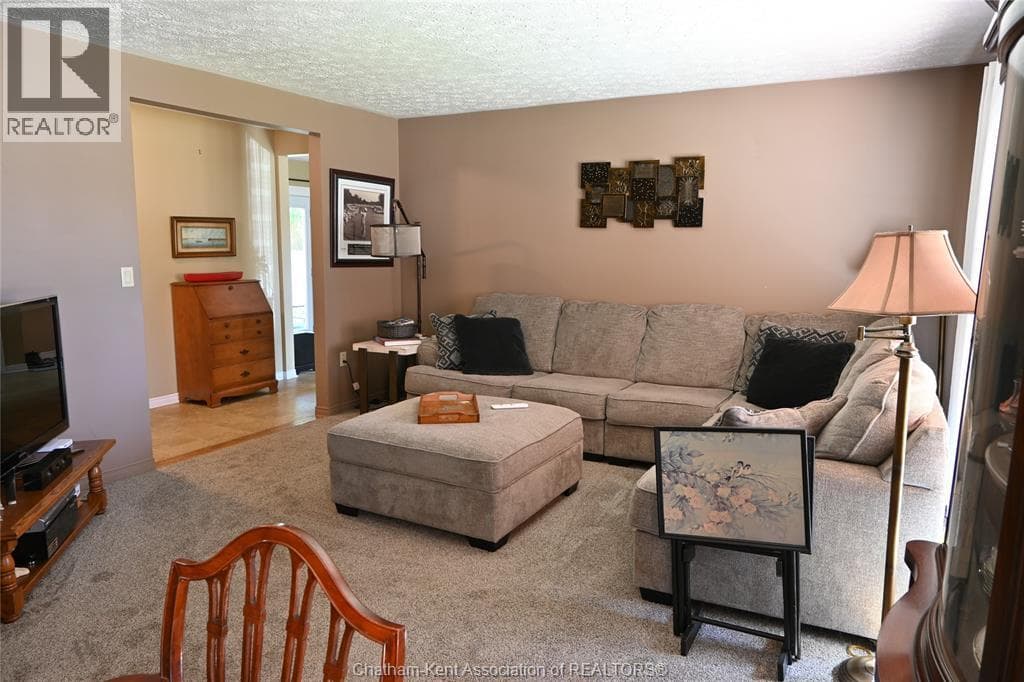 5 Bernard AVENUE East, Chatham Kent — photo 4